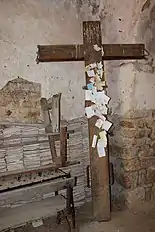 Le même piédroit nord, vu depuis la nef. La croix est parsemée d'ex-voto.