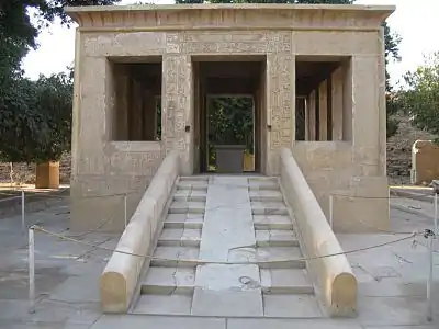 Vue de la chapelle blanche de Sésostris&nbsp;Ier