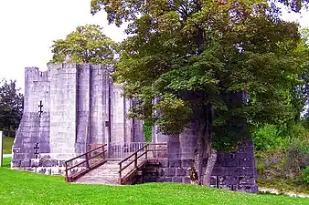 Tour Pagis, basilique inachevée en l'honneur de Sainte Jeanne d'Arc.
