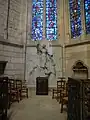 Chapelle Sainte-Jeanne d'Arc dans la cathédrale de Beauvais, avec  Eugène-Stanislas Le Senne à genoux à ses pieds, par Charles Desvergnes