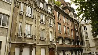 Deux maisons de la cour, le 8, au fond est de Max Sainsaulieu.