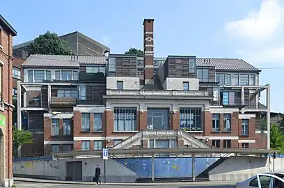 Ancienne piscine transformée en logement, place de la Broucheterre
