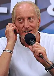 Charles Dance interprète le commandant Denniston.