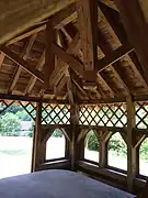 Vue de la charpente intérieure du Chalet de l'empereur.