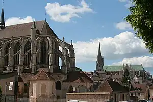 Chevet, depuis la rue de l'Âne-Rez. En arrière-plan, la cathédrale Notre-Dame.