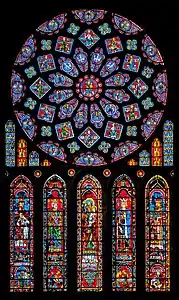 Rosace du transept nord de la cathédrale Notre-Dame de Chartres avec la Vierge Marie en son centre