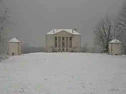 Le château en hiver, sous la neige.