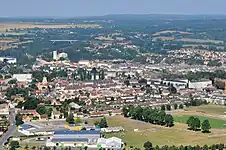 Vue aérienne de Falaise. L'église Notre-Dame de Guibray en avant-plan à gauche. Entre cette paroisse et les remparts se trouvaient les terres de l'abbaye.