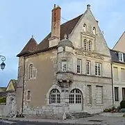 Maison du XVIe&nbsp;siècle à l'angle de la rue de la Cuirasserie et de la rue des Huileries.