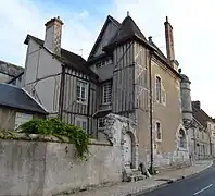 Maison du XVIe&nbsp;siècle à l'angle de la rue de la Cuirasserie et de la rue des Huileries.
