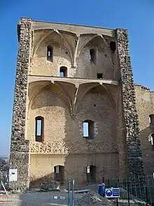 Ruines d'un château montrant quatre ogives gothiques