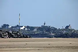 La Grande Île de Chausey vue du sound avec la chapelle Notre-Dame-des-Victoires à droite.