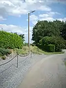 La rue Poschet descend vers le village de Strée, tandis que la voie antique continue tout droit.