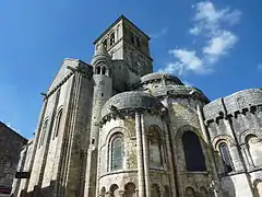 La collégiale Saint-Pierre (débutée au XIe siècle) est représentative de l'art roman.