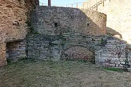 Vestiges d'une cheminée dans la haute-cour.