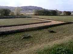 photographie en couleur de piliers d'un édifice antique