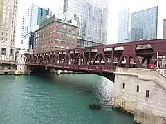 Tous les ponts traversant la rivière Chicago sont gérés et entretenu par le CDOT.