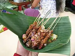 Des satay (brochettes) de poulet servis sur une feuille de bananier, sur l'île de Java en Indonésie.