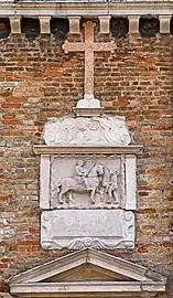 Bas-relief représentant le saint, au-dessus de l'entrée de l’oratoire sur la façade principale (XVe siècle).