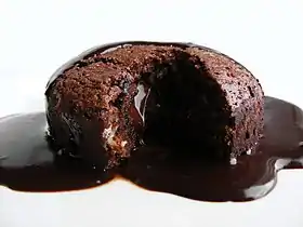 Photographie en couleurs, représentant un cœur coulant au chocolat.