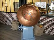 Chaudron en cuivre devant l'atelier de fabrication, il servait à l'enrobage des bonbons en chocolats