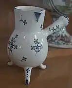 Chocolatière XIXe&nbsp;siècle, Musée de la céramique et de l'ivoire de Commercy.