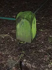 Pierre de délimitation de la fosse à choléra dans le parc Howard, Kilmarnock, East Ayrshire, Écosse.