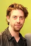 Christian Borle interprète Tom.