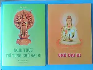 Au Viêt Nam, à l'entrée de nombreuses pagodes, notamment dans les lieux touristiques, le Chú Đại Bi  (Mantra de la Grande Compassion), est proposé soit sous forme de livret, soit sur simple feuillet imprimé. Ils sont réalisés à l'initiative de pratiquants bouddhistes qui en font offrande au sangha.
 
Description des illustrations :
*   À gauche : Deux livrets, premières de couvertures, carton souple, 21x14.5 cm.
-Exemplaire de couleur verte, 32 p. : Quan Âm (ou Quán Thế Âm Bồ Tát) est debout sur un lotus. Elle est représentée sous sa forme aux vingt-quatre bras et aux onze faces. La signification (et non la traduction littérale) des mots «Nghi Thức Trì Tụng» est : «Instructions pour bien réciter (le CHÚ ĐẠI BI)».
 
-Exemplaire de couleur orangée, 12 p. : Quán Âm est assise sur un lotus. Dans sa main droite, elle tient un rameau de saule pour l'aspersion de l'eau divine purificatrice, contenue dans le vase posé sur la paume de sa main gauche. Au milieu de sa coiffure est représentée l'effigie du Bouddha A Di Đà (Amitābha). 
*  Au centre : Un des livrets ouvert. On peut lire les versets numérotés 1-42 du Chú Đại Bi, soit la moitié du texte intégral.
*  À droite : Feuille de papier ordinaire (21x29,7cm). Texte complet du Chú Đại Bi, soit 84 versets, imprimé en noir et blanc. En haut de la page, de part et d'autre, figurent les représentations d' A Di Đà et de Quán Âm.
Remarque: l'un des livrets compte plus de pages (32) que l'autre (12) parce qu'il est plus illustré et contient des instructions rituéliques (suivant la mention figurant sur la première de couverture).