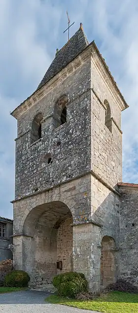 Le clocher-porche XVIIIe siècle.