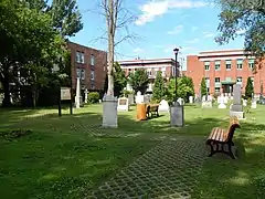 Vue du cimetière dans son environnement urbain.