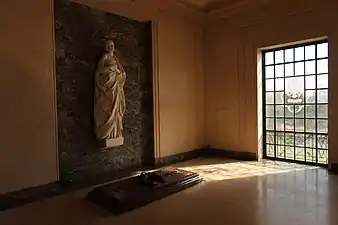 Statue dans l'aile est.