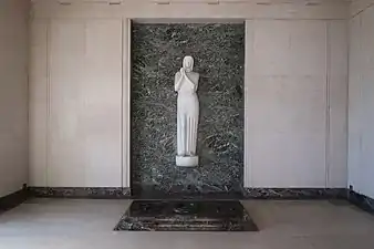 Statue dans l'aile ouest.