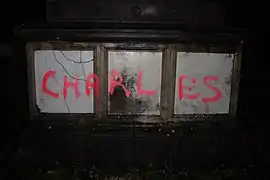 Inscription « Charles » sur la tombe d’Auguste Dupont de Vieux-Pont.