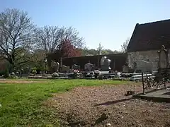 Le cimetière, autour de l'église.