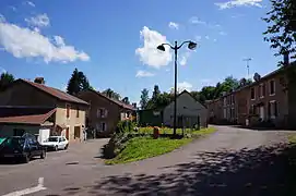 Deux rangés d’anciennes maisons ouvrières.