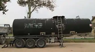 Citerne à bitume calorifugée (à 67&nbsp;°C) (France).