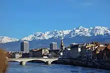 Le quai de l'Isère avec les sommets enneigés au loin.