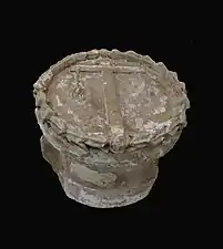 Photographie d'une clef de voûte ornée d'une croix