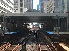 En quittant la station