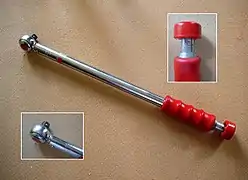 Clef à déclenchement où le couple est réglable de 20&nbsp;à 100&nbsp;Nm à 1&nbsp;Nm près. Sur l'image la valeur réglée est de 45&nbsp;Nm. Lorsque le couple est atteint la clef "claque".