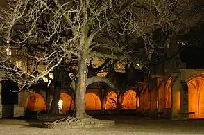 ... charnier de l'église.