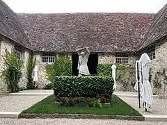 Intérieur du cloître de la cuverie du château