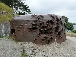 Cloche blindée à Aleth, protégeant le port de Saint-Malo avec les impacts d'obus américains tirés pendant la libération de Saint-Malo.