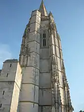 Le clocher-porche de l'église s'élève à 85&nbsp;mètres de hauteur.