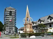 Construction de la charpente du clocher à bulbe devant l'église, août 2012.