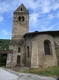 Clocher trapu, flaquant l'église sur un côté,