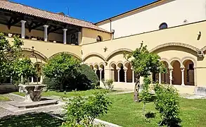 Cloître de l'église.
