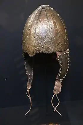 Le casque de Vézeronce exposé en 2017 à Paris lors de l'exposition du musée de Cluny «&nbsp;Les temps mérovingiens&nbsp;».