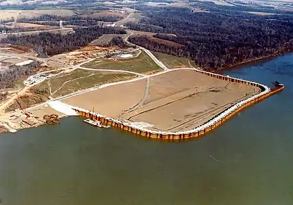 Batardeau installé sur l'Ohio près d'Olmsted dans l'Illinois, pour la construction du barrage et des écluses d'Olmsted (en).